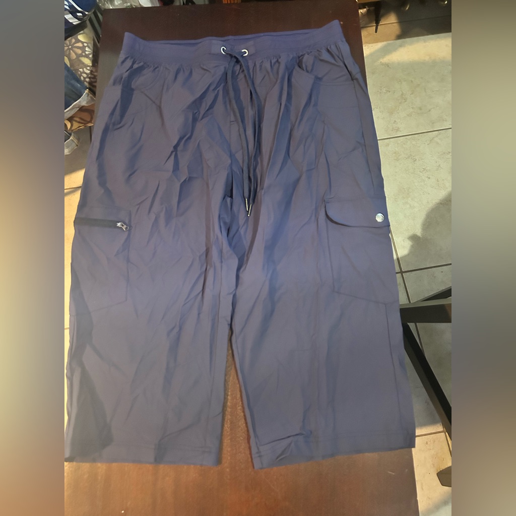 Women's Navy Capris
